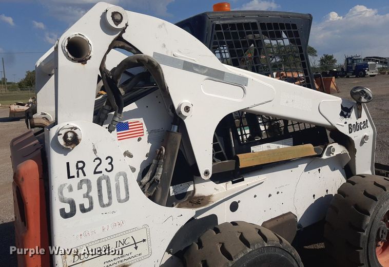 image for item OF9462 2002 Bobcat S300  skid steer loader