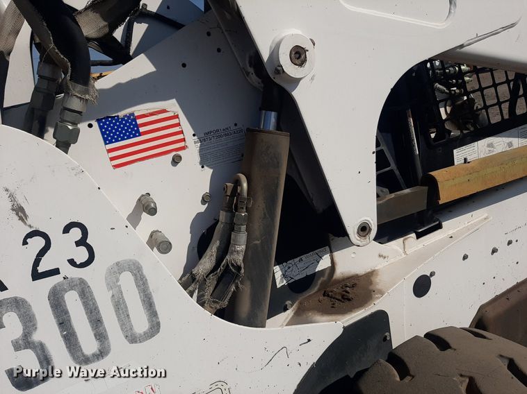 image for item OF9462 2002 Bobcat S300  skid steer loader