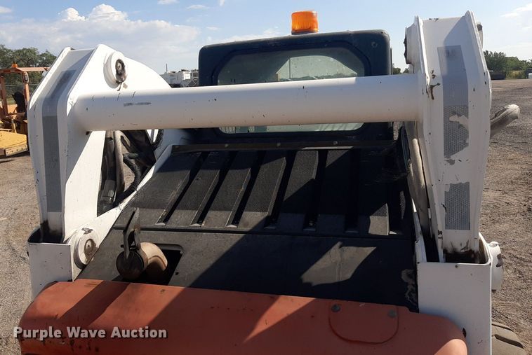 image for item OF9462 2002 Bobcat S300  skid steer loader