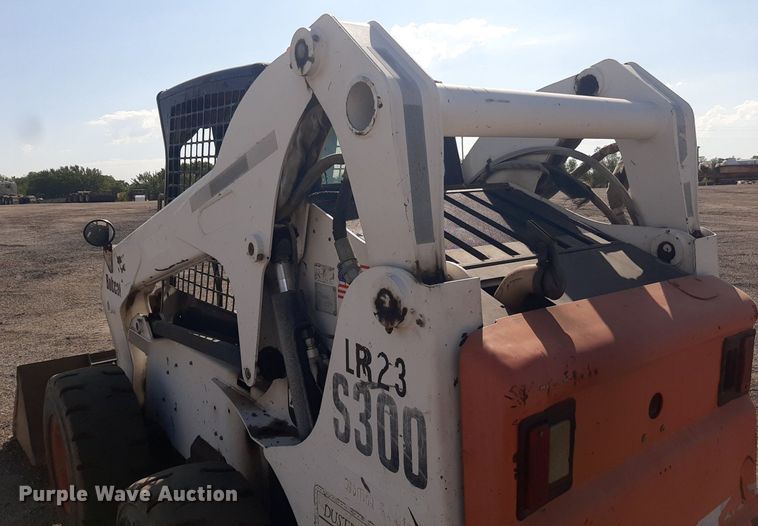 image for item OF9462 2002 Bobcat S300  skid steer loader