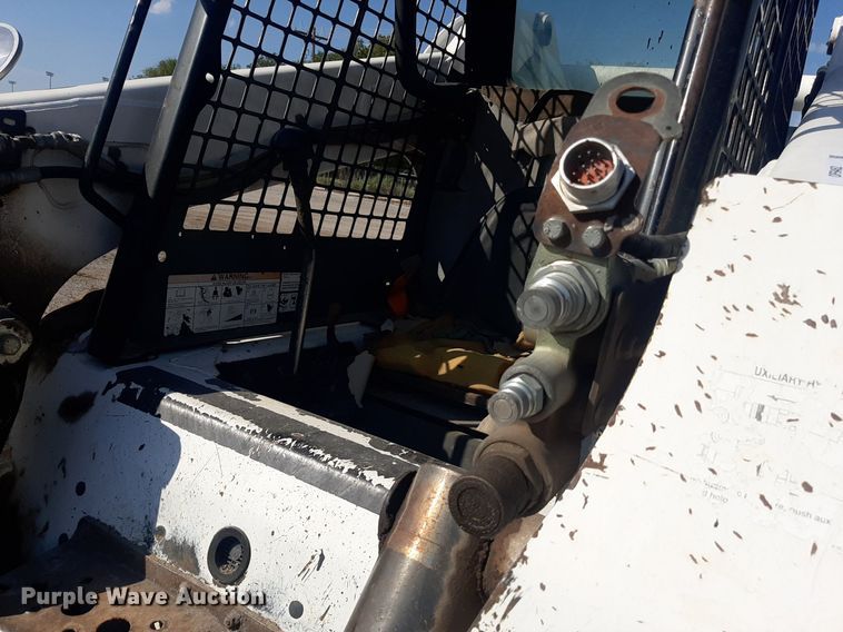 image for item OF9462 2002 Bobcat S300  skid steer loader