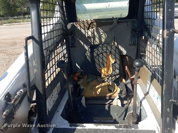 image for item OF9462 2002 Bobcat S300  skid steer loader