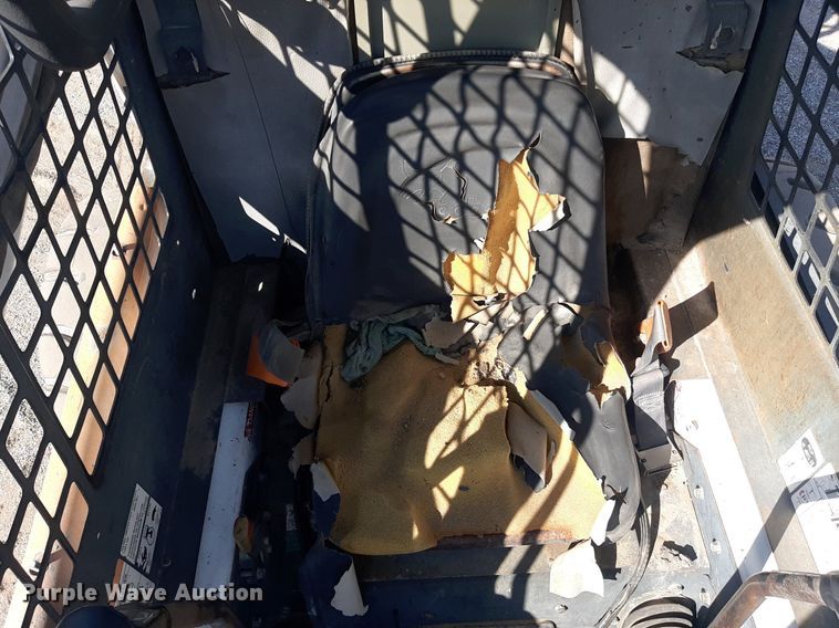 image for item OF9462 2002 Bobcat S300  skid steer loader