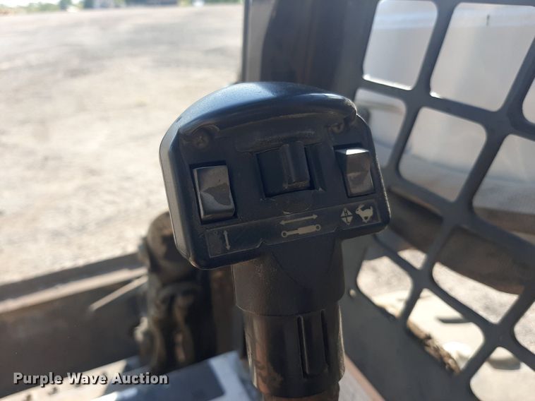 image for item OF9462 2002 Bobcat S300  skid steer loader