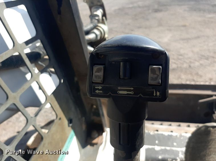 image for item OF9462 2002 Bobcat S300  skid steer loader