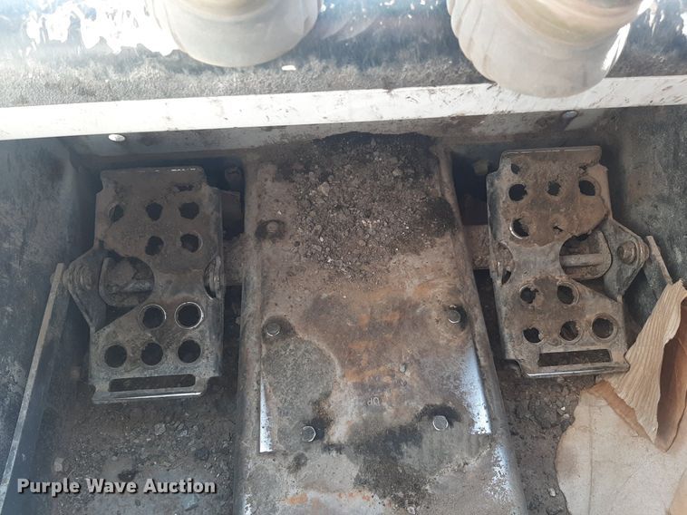 image for item OF9462 2002 Bobcat S300  skid steer loader