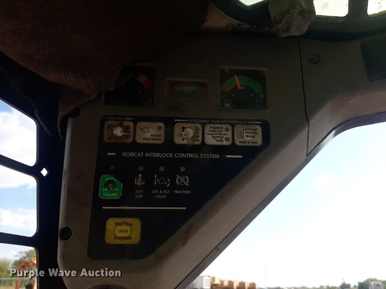 image for item OF9462 2002 Bobcat S300  skid steer loader