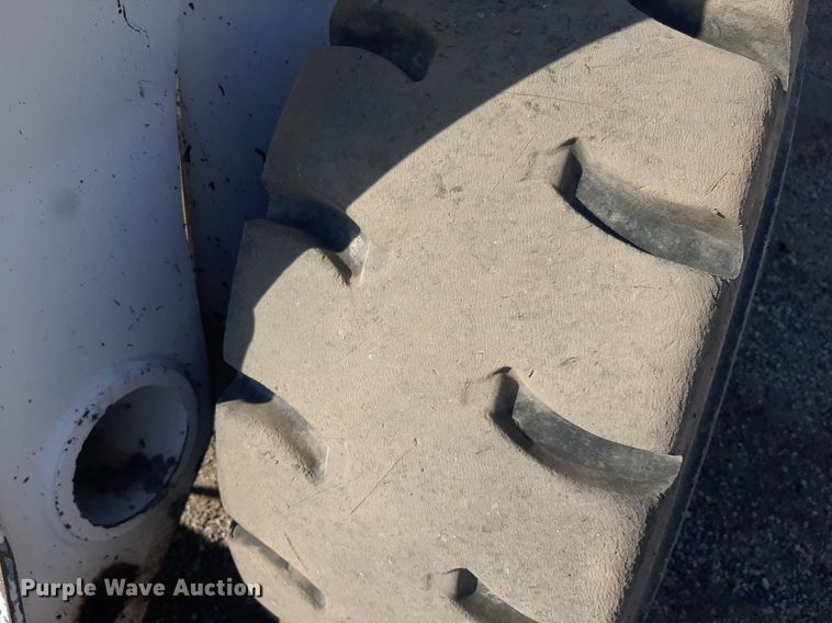 image for item OF9462 2002 Bobcat S300  skid steer loader