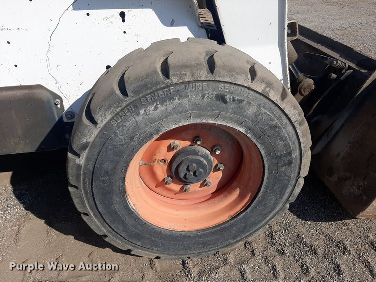 image for item OF9462 2002 Bobcat S300  skid steer loader