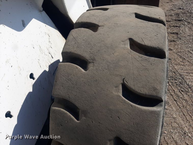 image for item OF9462 2002 Bobcat S300  skid steer loader