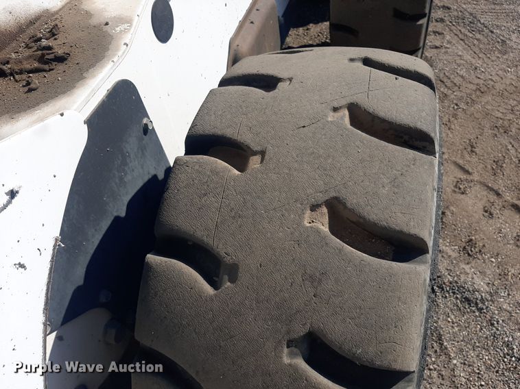 image for item OF9462 2002 Bobcat S300  skid steer loader