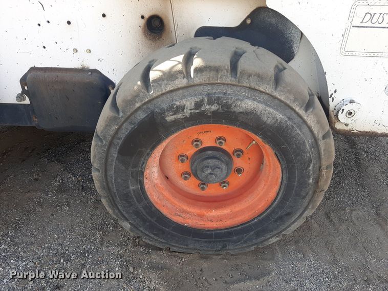 image for item OF9462 2002 Bobcat S300  skid steer loader