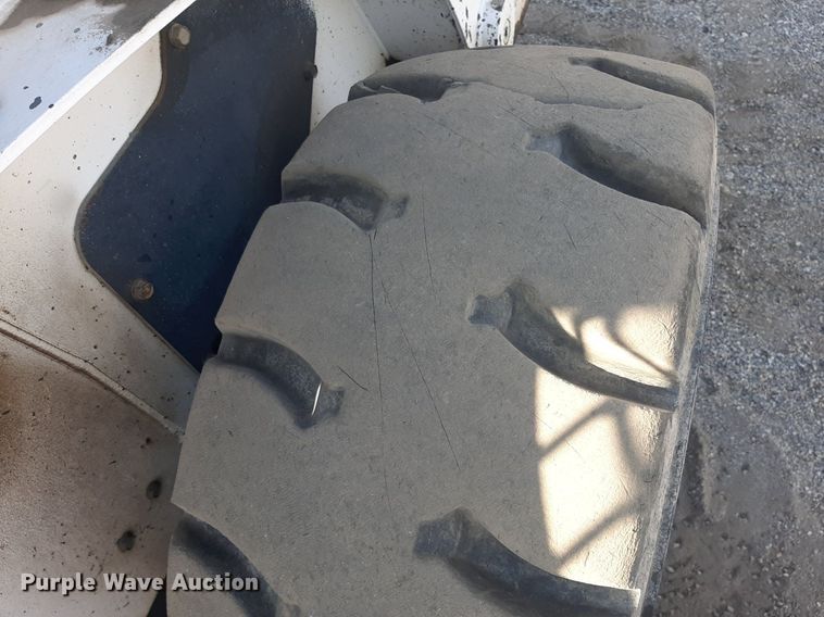 image for item OF9462 2002 Bobcat S300  skid steer loader