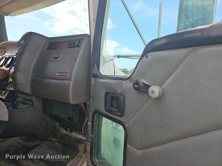 image for item OG9423 2004 Kenworth T300  utility / service truck