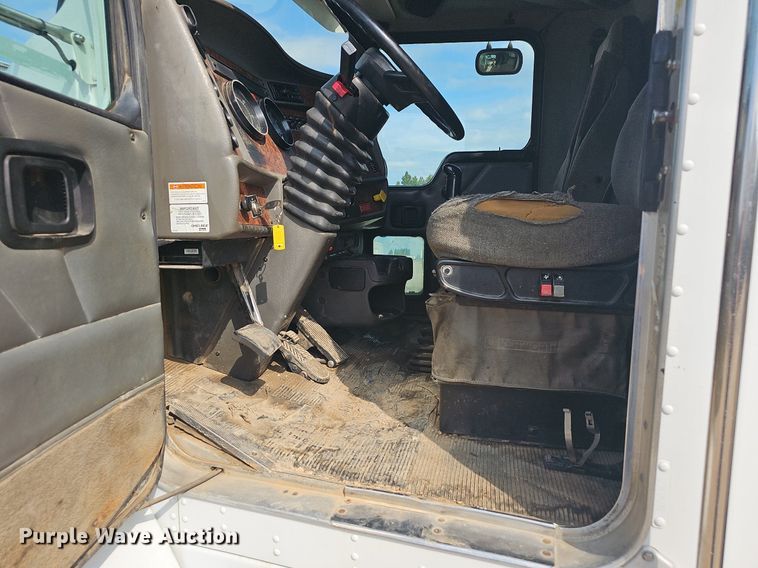 image for item OG9423 2004 Kenworth T300  utility / service truck