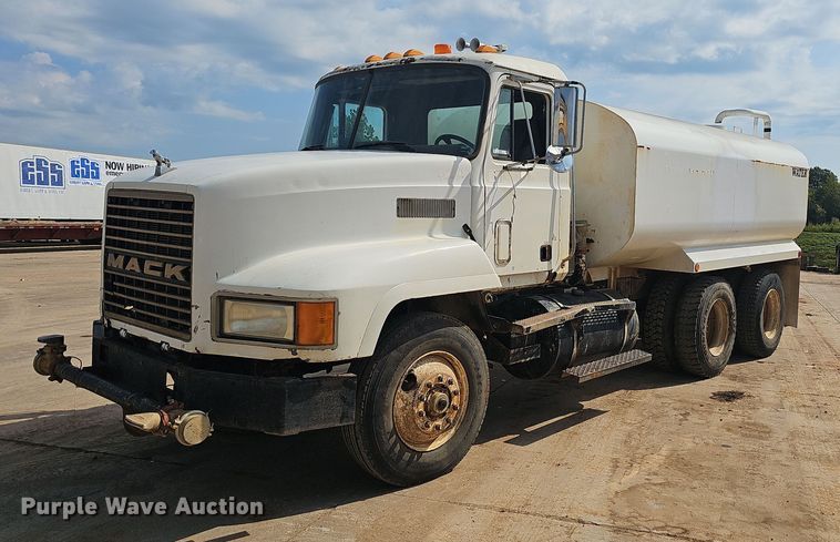 image for item OG9424 1995 Mack CH613  water truck