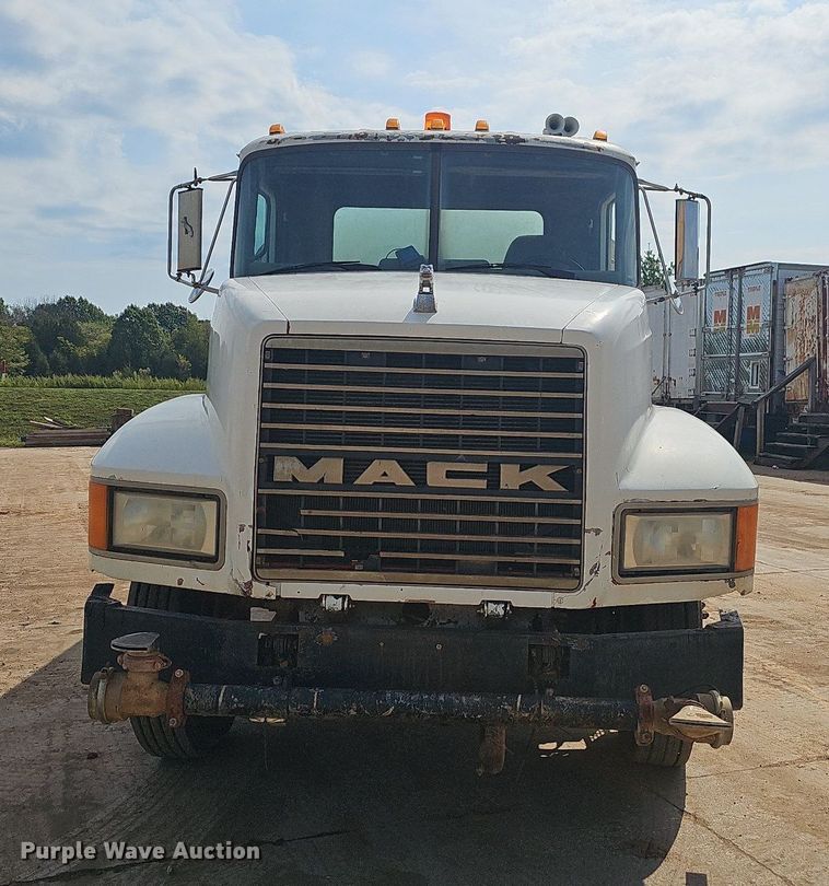 image for item OG9424 1995 Mack CH613  water truck