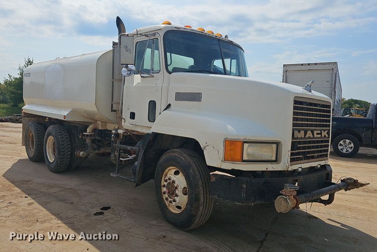 image for item OG9424 1995 Mack CH613  water truck