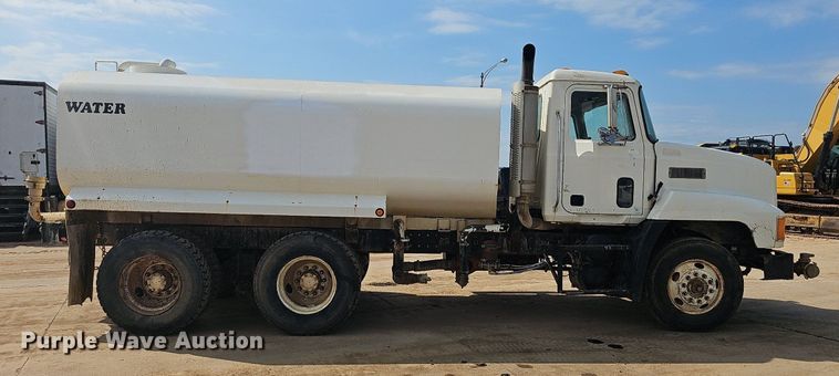 image for item OG9424 1995 Mack CH613  water truck