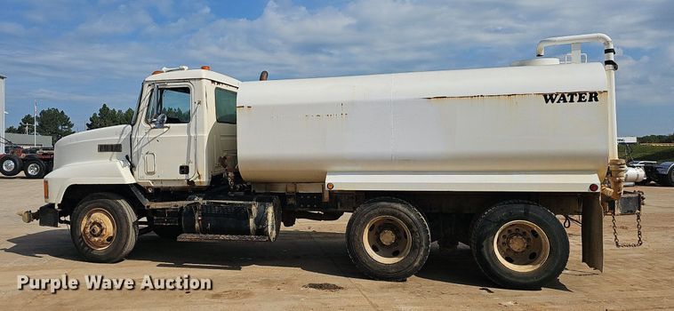 image for item OG9424 1995 Mack CH613  water truck