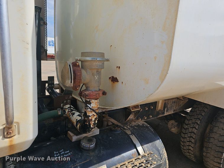 image for item OG9424 1995 Mack CH613  water truck