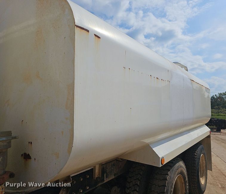 image for item OG9424 1995 Mack CH613  water truck