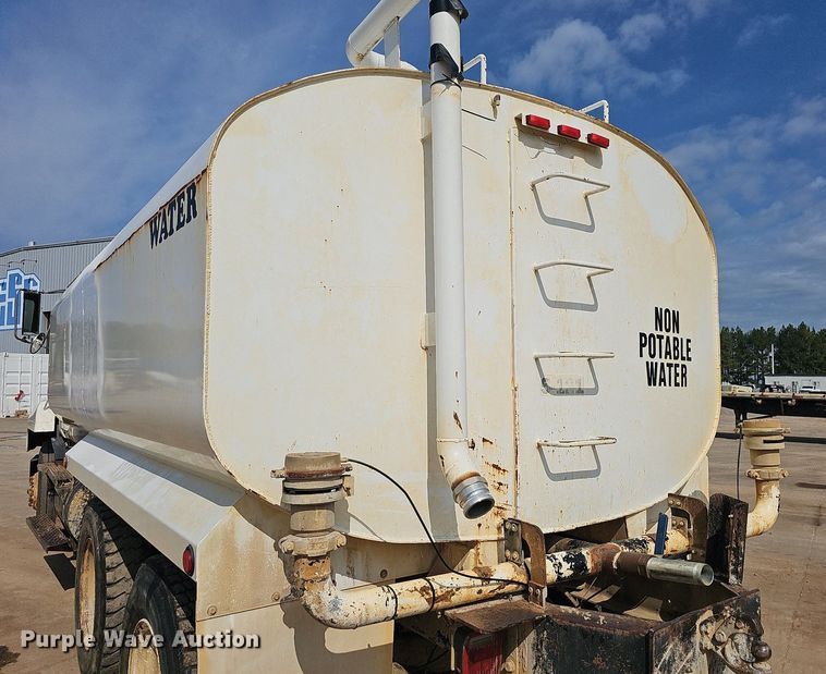 image for item OG9424 1995 Mack CH613  water truck