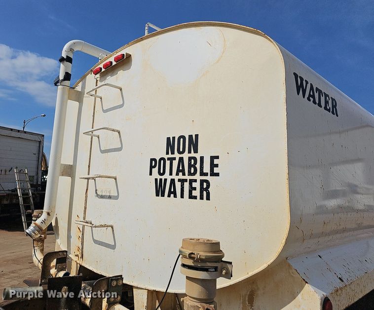 image for item OG9424 1995 Mack CH613  water truck