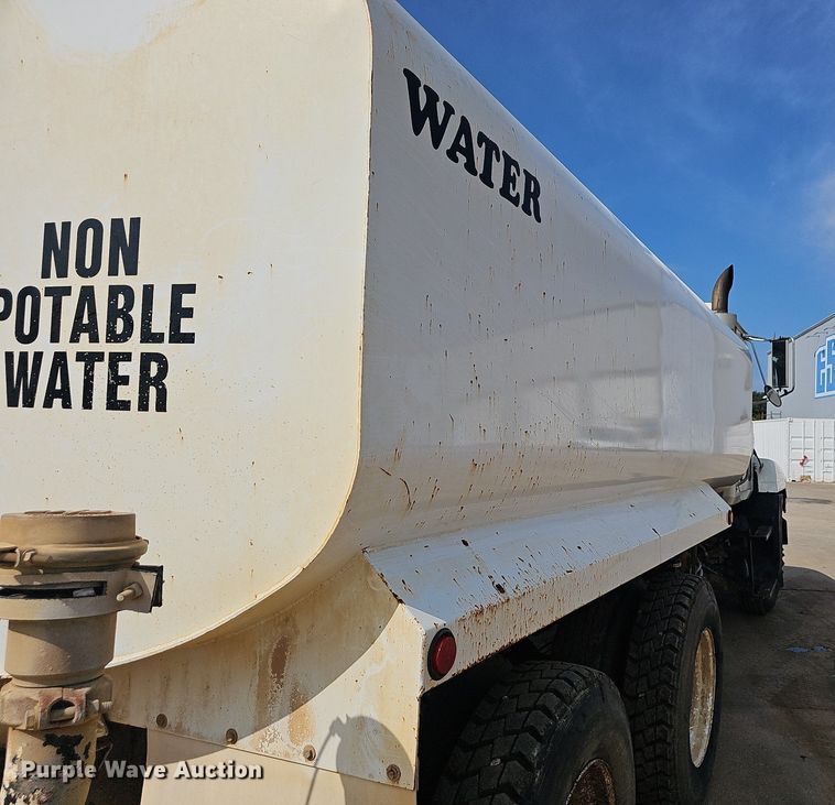 image for item OG9424 1995 Mack CH613  water truck