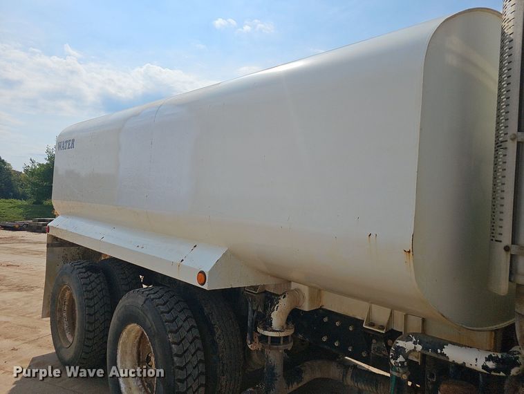 image for item OG9424 1995 Mack CH613  water truck