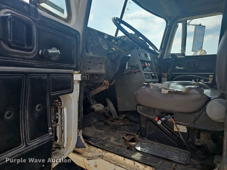 image for item OG9424 1995 Mack CH613  water truck