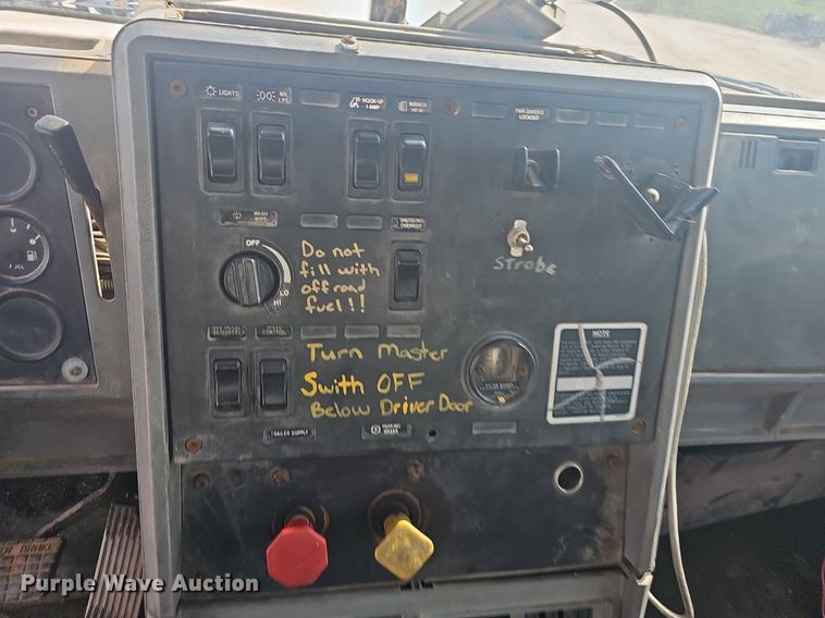 image for item OG9424 1995 Mack CH613  water truck