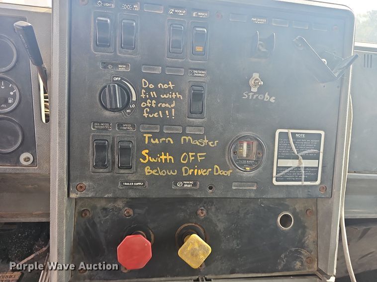 image for item OG9424 1995 Mack CH613  water truck