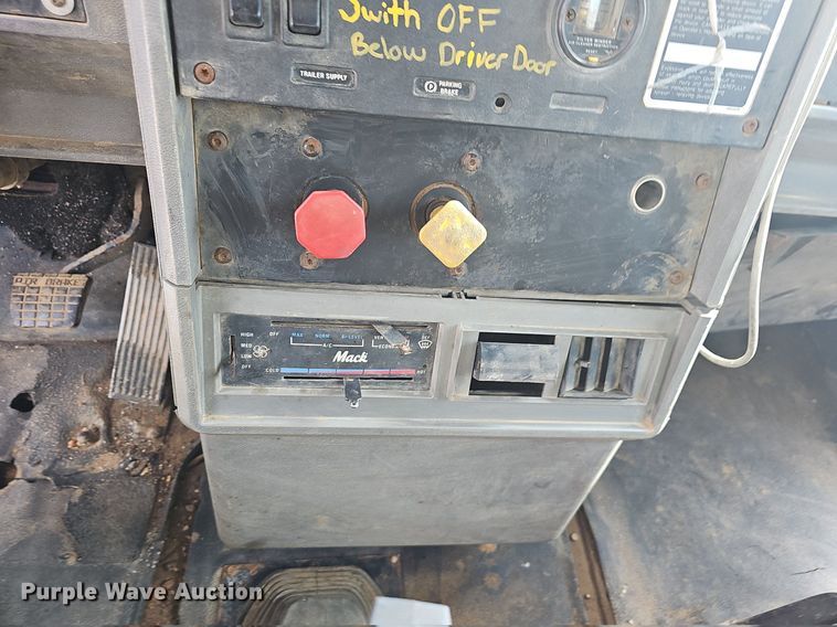 image for item OG9424 1995 Mack CH613  water truck