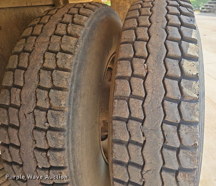 image for item OG9424 1995 Mack CH613  water truck