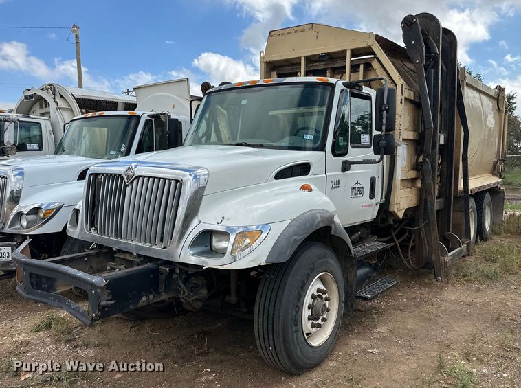 image for item DK2528 2007 International 7400  refuse truck