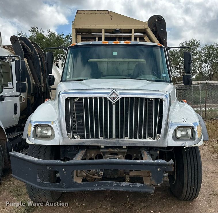 image for item DK2528 2007 International 7400  refuse truck