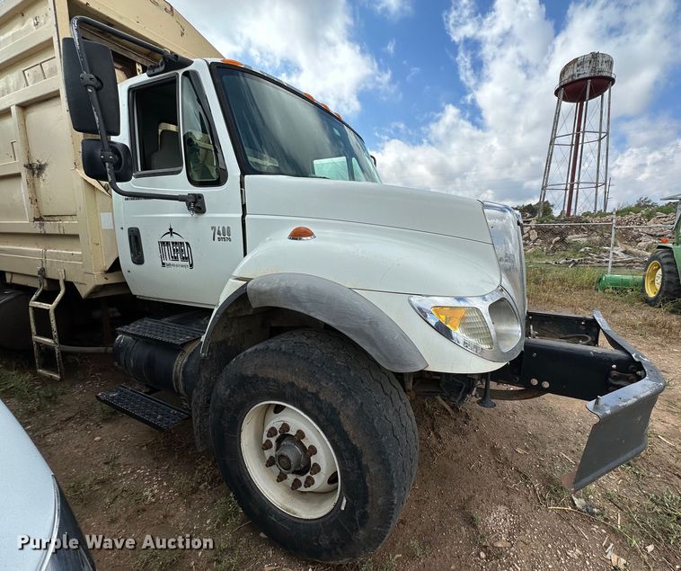 image for item DK2528 2007 International 7400  refuse truck