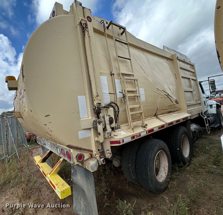 image for item DK2528 2007 International 7400  refuse truck