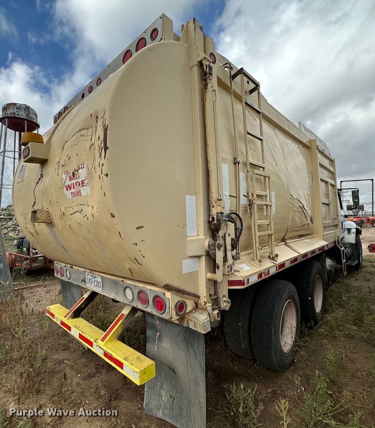 image for item DK2528 2007 International 7400  refuse truck