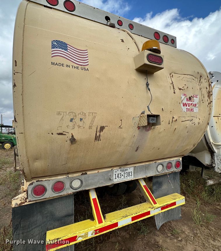 image for item DK2528 2007 International 7400  refuse truck