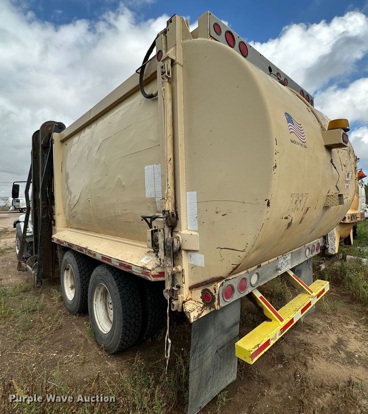 image for item DK2528 2007 International 7400  refuse truck