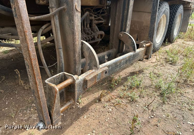 image for item DK2528 2007 International 7400  refuse truck