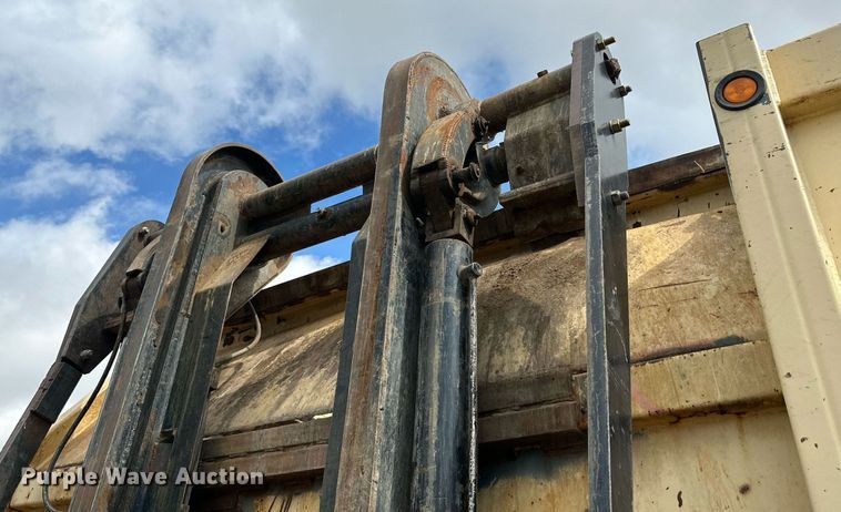 image for item DK2528 2007 International 7400  refuse truck