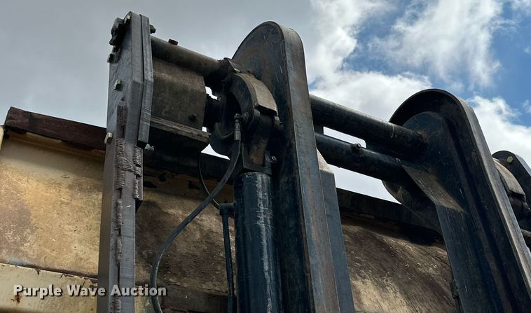 image for item DK2528 2007 International 7400  refuse truck