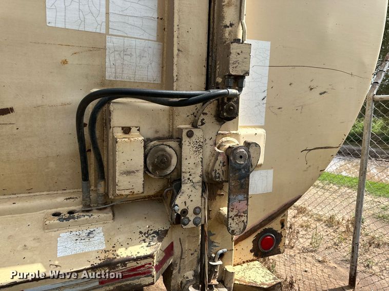 image for item DK2528 2007 International 7400  refuse truck