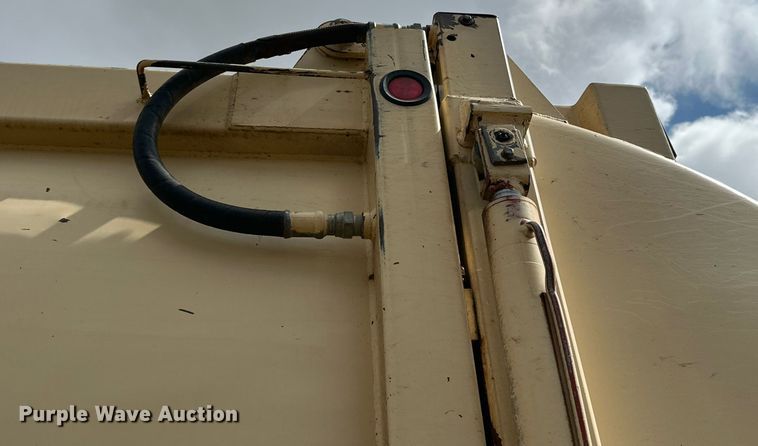 image for item DK2528 2007 International 7400  refuse truck