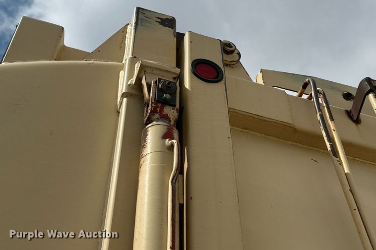 image for item DK2528 2007 International 7400  refuse truck