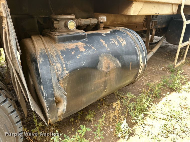 image for item DK2528 2007 International 7400  refuse truck