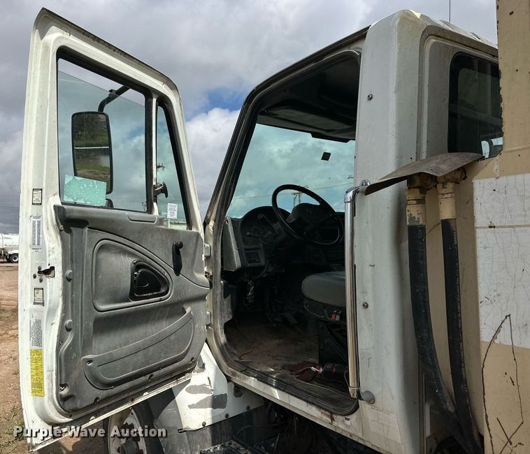 image for item DK2528 2007 International 7400  refuse truck